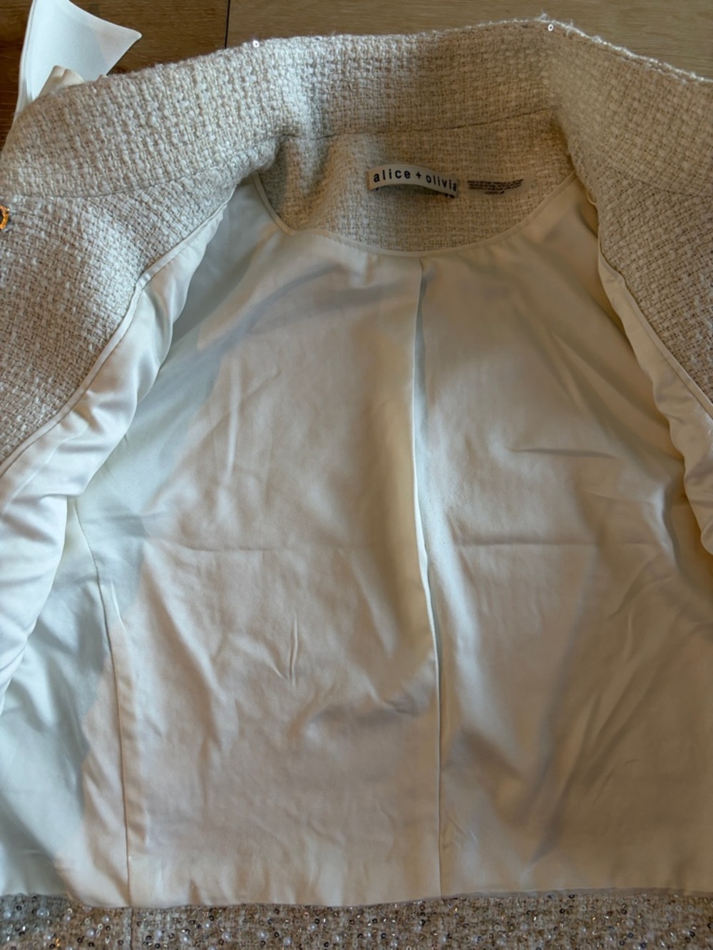 Alice + Olivia
Ilaria Sequin & Bead
Embellished Crop - Picture 11 of 16